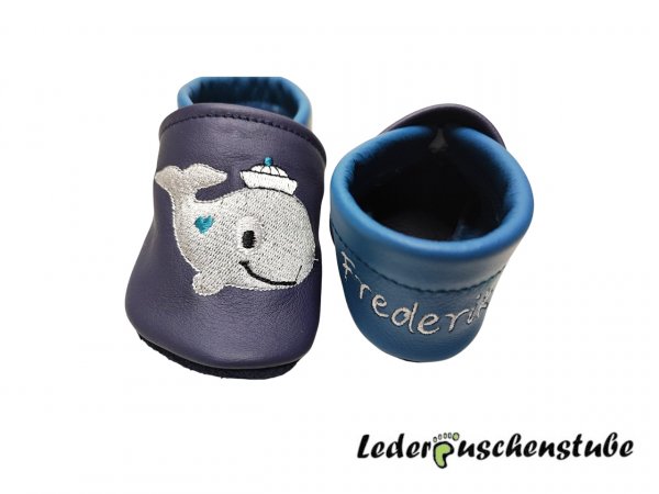 Lederpuschen dunkelblau-azur mit beiderseits Walmatrose grau-schwarz-weiß (Herz und Punkt azur) und an der Ferse Namen grau